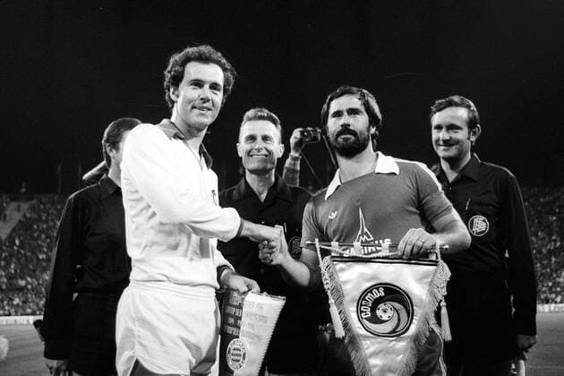 FC Bayern München gegen Cosmos New York, Franz Beckenbauer und Gerd Müller beim Wimpeltausch