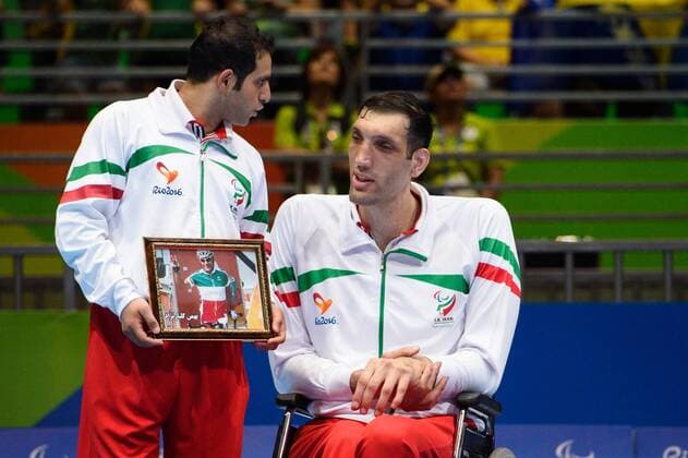 18.09.2016, Rio de Janeiro, Riocentro 6 Paralympische Spiele, Sitzvolleyball, Siegerehrung Mehrzad Mehravan ( 1 IRI), Morteza Mehrzadselakjani ( 2 IRI) mit Foto von Radsportlers Bahman Golbarnezhad