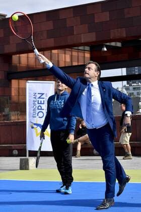 Belgian David Goffin and Antwerp Mayor Bart De Wever pictured in action during a press moment with Antwerp s mayor getting a tennis les from the best Belgian tennis player, ahead of the European Open tennis tournament in Antwerp from 17 to 23 October, Monday 19 September 2016. DIRKxWAEM  x04935767x