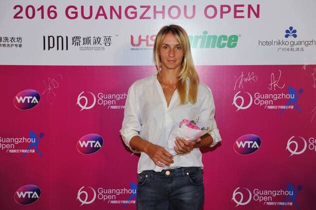Lesia Tsurenko of Ukraine arrives at the red carpet for the welcome party of the 2016 WTA Tennis Damen Guangzhou Open tennis tournament in Guangzhou city, south China s Guangdong province, 19 September 2016. Tennis stars glam up welcome party for 2016 Guangzhou Open tennis tournament  20160920_04735
