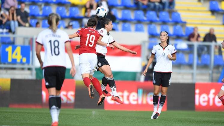 Bild v.L. Lena Petermann (Deutschland , Germany , DFB )) (18) Kopfballduell Dora Zeller ( Ungarn , Hungary ) (1) mit Hasret Kayikci (Deutschland , Germany , DFB ) (13) Györ, Ungern, 20.09.2016 - Fussball, Euro 2017 Qualifikation - Frauen - Ungarn - Deutschland, Fussball, Euro 2017 Qualifikation - Frauen - Ungarn - Deutschland, xmkx