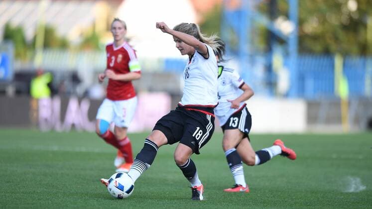 Lena Petermann (Deutschland , Germany , DFB )) (18) Pass nach vorne Györ, Ungern, 20.09.2016 - Fussball, Euro 2017 Qualifikation - Frauen - Ungarn - Deutschland, Fussball, Euro 2017 Qualifikation - Frauen - Ungarn - Deutschland, xmkx