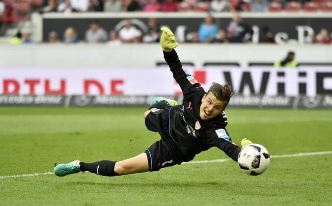 Parade, Glanzparade von Torwart Mitch Mitchell Langerak VfB Stuttgart gegen einen Torschuss Aktion Torchance von Domi Kumbela Eintracht Braunschweig VfB Stuttgart vs Eintracht Braunschweig 20.09.2016