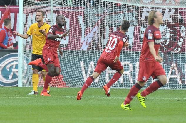 21.09.2016, xtkx, Fussball 2.Bundesliga, 1. FC Kaiserslautern - Dynamo Dresden, emspor, v.l. Zoua Daogari (Kaiserslautern), Zoltan Stieber (Kaiserslautern), , Alexander Ring (Kaiserslautern) , Kaiserslautern
