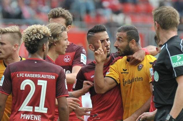 21.09.2016, xtkx, Fussball 2.Bundesliga, 1. FC Kaiserslautern - Dynamo Dresden, emspor, v.l. Philipp Mwene (Kaiserslautern), Nasser Aliji (Kaiserslautern) , Akaki Gogia (Dresden) , Kaiserslautern