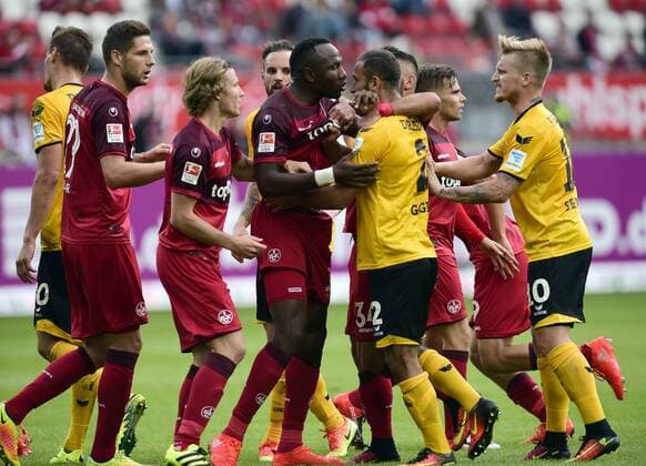 Bilder des Tages - Sport Fussball - 2. Bundesliga - Saison 2016 2017 Kaiserslautern - Fritz-Walter-Stadion - 17.9.2016 5. Spieltag 1. FC Kaiserslautern (FCK) - SG Dynamo Dresden (dd) Handgemenge zwischen Jaques ZOUA (1. FC Kaiserslautern) und Akaki GOGIA (SG Dynamo Dresden) Fussball - 2. Bundesliga - 1. FC Kaiserslautern