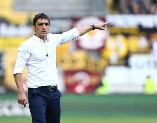 Tayfun Korkut (Trainer 1.FC Kaiserslautern) gibt Anweisungen, 1.FC Kaiserslautern vs SG Dynamo Dresden, Fussball, 2. Bundesliga, 21.09.2016, Foto Neis Eibner Kaiserslautern Copyright: xNeisx Eibner-Pressefotox EP_ans