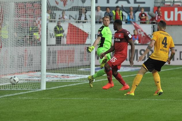 21.09.2016, xtkx, Fussball 2.Bundesliga, 1. FC Kaiserslautern - Dynamo Dresden, emspor, v.l. Marvin Schwaebe (Dresden) , Osayamen Osawe (Kaiserslutern) , dd04 , Kaiserslautern