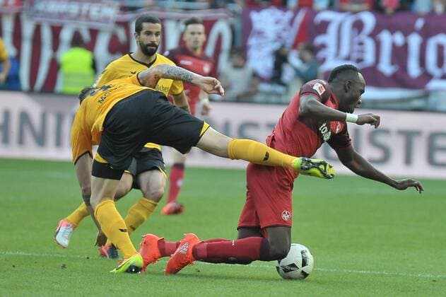 21.09.2016, xtkx, Fussball 2.Bundesliga, 1. FC Kaiserslautern - Dynamo Dresden, emspor, v.l. Modica Malagnini (Dresden), Osayamen Osawe (Kaiserslutern) , Kaiserslautern