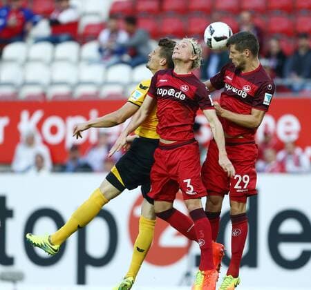 Stefan Kutschke (SG Dynamo Dresden) im Kopfballduell mit Tim Heubach (1.FC Kaiserslautern) und Stipe Vucur (1.FC Kaiserslautern), 1.FC Kaiserslautern vs SG Dynamo Dresden, Fussball, 2. Bundesliga, 21.09.2016, Foto Neis Eibner Kaiserslautern Copyright: xNeisx Eibner-Pressefotox EP_ans