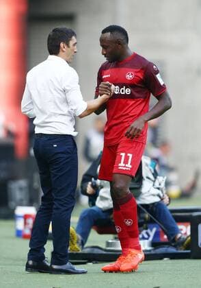 Tayfun Korkut (Trainer 1.FC Kaiserslautern) bedankt sich bei Jacques Zoua (1.FC Kaiserslautern), 1.FC Kaiserslautern vs SG Dynamo Dresden, Fussball, 2. Bundesliga, 21.09.2016, Foto Neis Eibner Kaiserslautern Copyright: xNeisx Eibner-Pressefotox EP_ans