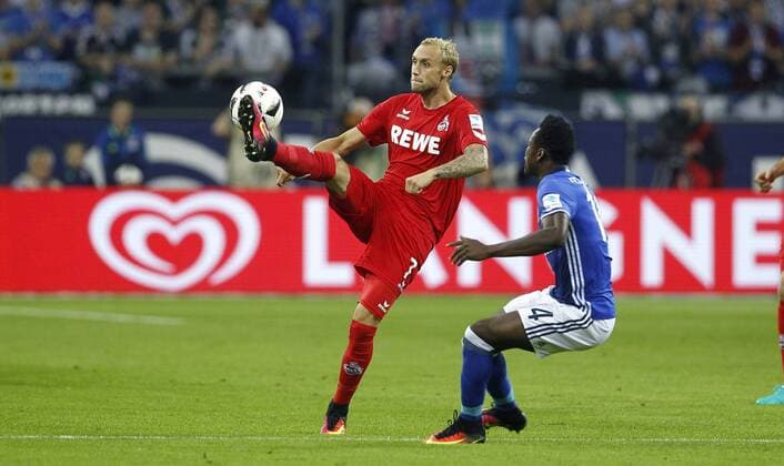 Schalke, Veltins-Arena, 21.09.16: Marcel Risse (1.FC Köln) (L) gegen Abdul Rahman Baba (FC Schalke 04) im Spiel der 1. Bundesliga zwischen FC Schalke 04 vs. 1.FC Köln in der Saison 2016 2017.