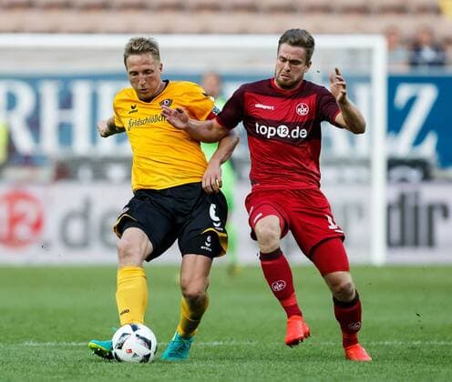 Marco Hartmann (SG Dynamo Dresden) im Zweikamp mit Sebastian Jakob (1.FC Kaiserslautern), 1.FC Kaiserslautern vs SG Dynamo Dresden, Fussball, 2. Bundesliga, 21.09.2016, Foto Neis Eibner Copyright: xNeisx Eibner-Pressefotox EP_ans