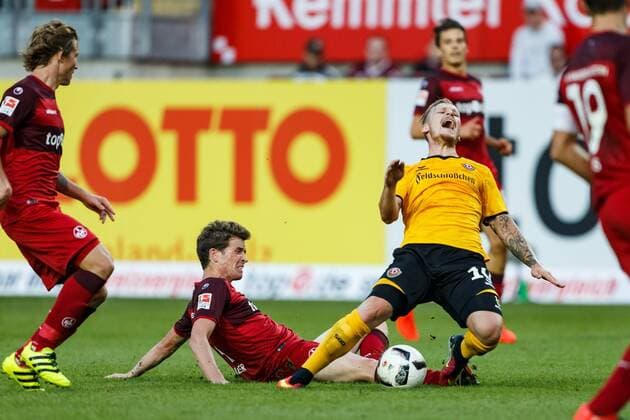 Marvin Stefaniak (SG Dynamo Dresden) wird von Patrick Ziegler (1.FC Kaiserslautern) von hinten gefoult und muss danach verletzt vom Platz, 1.FC Kaiserslautern vs SG Dynamo Dresden, Fussball, 2. Bundesliga, 21.09.2016, Foto Neis Eibner Copyright: xNeisx Eibner-Pressefotox EP_ans