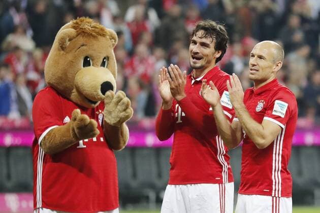 Schlussjubel Arjen ROBBEN, FCB 10 Mats HUMMELS, FCB 5 FCB Maskottchen Bernie FC BAYERN MUENCHEN - HERTHA BSC BERLIN Fussball 1. Bundesliga , Muenchen, am 21.09.2016, 04.Spieltag, Saison 2016 2017, 1.Liga, 1.Bundesliga,FCB
