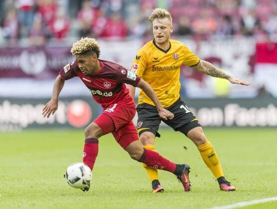 Fußball, 2. Liga, Saison 2016 2017, SG Dynamo Dresden. 6. Spieltag,1. FC Kaiserslautern - SG Dynamo Dresden, Mittwoch (21.09.2016), Fritz-Walter-Stadion, Kaiserslautern. Dresdens Marvin Stefaniak (re.) gegen Lauterns Phillipp Mwene. RM001