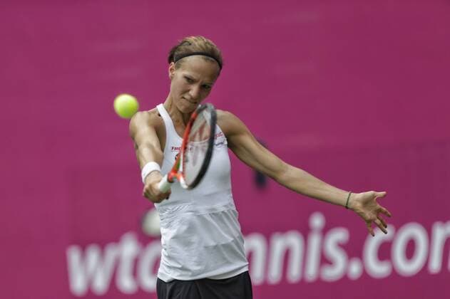 Viktorija Golubic of Switzerland returns a shot to Anett Kontaveit of Estonia during their women s singles quarter-final match of the WTA Tennis Damen Guangzhou Open 2016 in Guangzhou city, south China s Guangdong province, 22 September 2016. Anett Kontaveit defeated Viktorija Golubic 2-1. Anett Kontaveit eliminates Viktorija Golubici to advance to semi-final at WTA Guangzhou Open  pbu507770_03