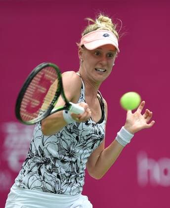 (160922) -- GUANGZHOU, Sept. 22, 2016 -- Alison Riske of the United States returns the ball to Lesia Tsurenko of Ukraine during their singles quarterfinal match at 2016 WTA Tennis Damen Guangzhou International Women s Open tennis tournament in Guangzhou, capital of south China s Guangdong Province, Sept. 22, 2016. ) (SP)CHINA-GUANGZHOU-TENNIS-WTA-GUANGZHOU OPEN (CN) LuxHanxin 