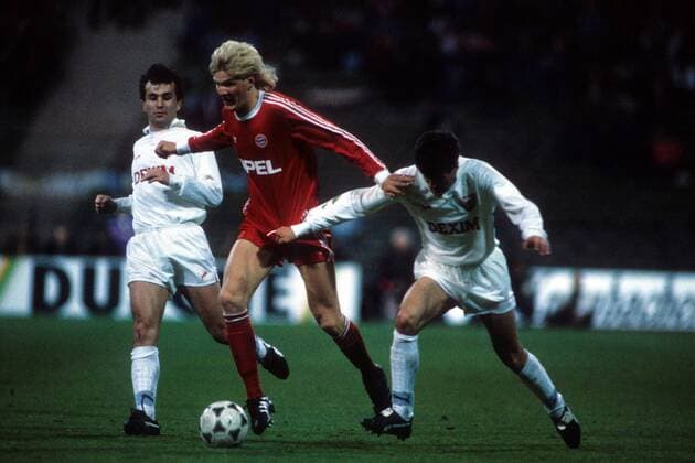 Stefan Effenberg (FC Bayern München) gegen Dusko Radinovic (re.) und Dejan Savicevic (beide Roter Stern Belgrad)