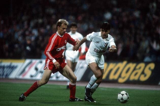 Hansi Pflügler (FC Bayern München) gegen Slobodan Marovic (Roter Stern Belgrad)
