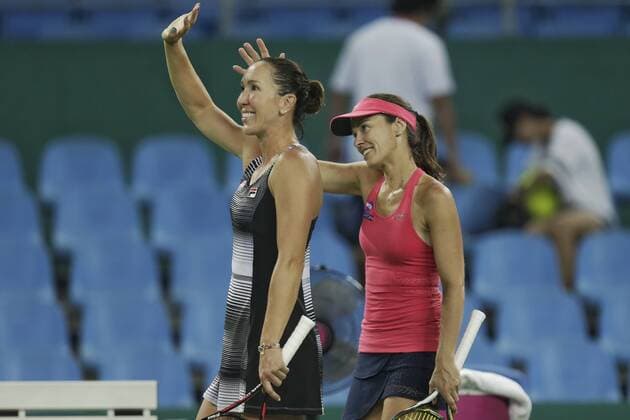 Martina Hingis of Switzerland, right, and Jelena Jankovic of Serbia wave to spectators after they defeated Viktorija Golubic of Switzerland and Ipek Soylu of Turkey during their women s doubles quarterfinal match of the WTA Tennis Damen Guangzhou Open 2016 in Guangzhou city, south China s Guangdong province, 22 September 2016. Martina Hingis Jelena Jankovic defeated Viktorija Golubic Ipek Soylu 2:0 (6-0 6-1). Hingis Jankovic advance to semifinal at WTA Guangzhou Open  pbu507850_03
