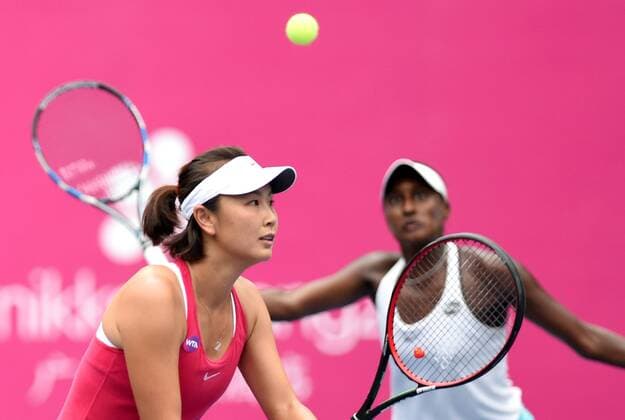 (160923) -- GUANGZHOU, Sept. 23, 2016 -- Peng Shuai (L) of China and Asia Muhammad of the United States compete during their doubles semifinal match against Liu Chang and Lu Jiajing of China at 2016 WTA Tennis Damen Guangzhou International Women s Open tennis tournament in Guangzhou, capital of south China s Guangdong Province, Sept. 23, 2016. ) (SP)CHINA-GUANGZHOU-TENNIS-WTA-GUANGZHOU OPEN (CN) LuxHanxin 