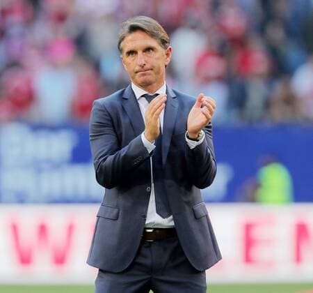 1. Fussball Bundesliga 5. Spieltag Saison 2016-2017 1. Fussball Bundesliga 5. Spieltag Saison 2016-2017 Hamburger SV - FC Bayern Muenchen im Volksparkstadion Trainer Bruno Labbadia (Hamburger SV) verabschiedet sich von den Fans