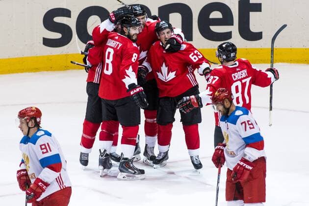 World Cup of Hockey, Kanada - Russland Kanadas Patrice Bergeron, Alex Pietrangelo, Drew Doughty och Sidney Crosby jublar med Brad Marchand som gjort 2-2 samtidigt som Rysslands Vladimir Tarasenko och Andrei Markov deppar i förgrunden Kanada - Russland Länderspiel World Cup of Hockey Toronto.  Copyright: LUDVIGxTHUNMAN BB160924LT084