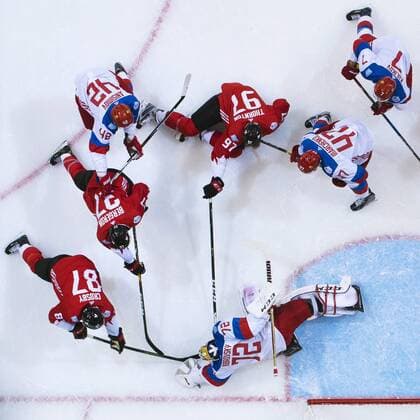 World Cup of Hockey, Kanada - Russland Kanadas Sidney Crosby, Patrice Bergeron och Joe Thornton oroar framför Rysslands malvakt Sergei Bobrovsky i ishockeymatchen Kanada - Russland Länderspiel World Cup of Hockey Toronto.  Copyright: LUDVIGxTHUNMAN BB160924ZK037