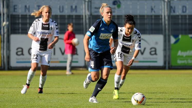 v.li.: Lena Petermann (Freiburg, 22), Kristin Demann (TSG, 4), Lina Maria Magull (Freiburg, 16), Fussball, Allianz Frauen-Bundesliga, TSG 1899 Hoffenheim - SC Freiburg, xozx