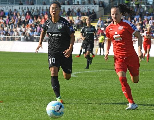 25.09.2016, xblx, Fussball 1.Bundesliga Damen, 1.FFC Frankfurt - SGS Essen, emspor v.l. Yuki Nagasato (1.FFC Frankfurt), Irini Ioannidou (SGS Essen) Frankfurt am Main