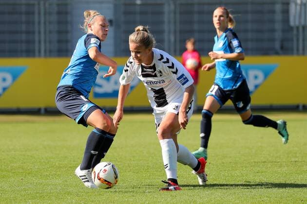 v.li.: Kristin Demann (TSG, 4), Lena Petermann (Freiburg, 22), Zweikampf, Duell, duel, tackle, tackling, Dynamik, Action, Aktion, Fussball, Allianz Frauen-Bundesliga, TSG 1899 Hoffenheim - SC Freiburg, xozx
