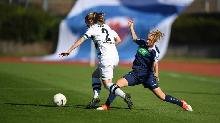 Zweikampf Bild v.L. Julia Koj (Borussia Mönchengladbach) (2) mit Laura Lindner (Turbine Potsdam) (38), Fussball, Allianz Frauen-Bundesliga, Borussia Mönchengladbach - 1.FFC Turbine Potsdam, xmkx