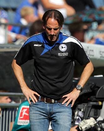 25.09.2016 - Fussball - Saison 2016 2017 - 2. Fussball - Bundesliga - 07. Spieltag: DSC Arminia Bielefeld - 1. FC Nürnberg Nuernberg FCN Club - DaMa - Rüdiger Rehm (Trainer DSC Arminia Bielefeld ) nachdenklich