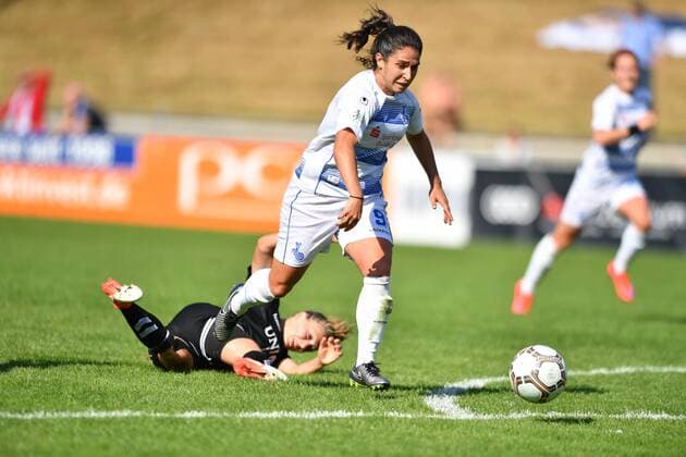 in Aktion, in Action Zweikampf Bild v.L. Karoline Heinze (FF USV Jena) (13) mit Lee Falcon (MSV Duisburg) (9), Fussball, Allianz Frauen-Bundesliga, MSV DUISBURG - FF USV JENA, xmkx