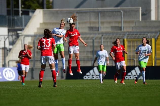 Kopfball Lena Goe?ling (Lena Goessling, Wolfsburg, 28), Lisa Evans (FC Bayern Muenchen) München, Deutschland, 25.09.2016 - Frauenfussball, Allianz Frauen Bundesliga, FC Bayern München - VfL Wolfsburg, Frauenfussball, Allianz Frauen Bundesliga, FC Bayern München - VfL Wolfsburg, xklx