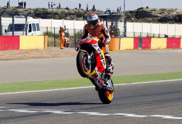 Bilder des Tages - Sport Spanish MotoGP rider Marc Marquez from Repsol Honda celebrates his victory in the Aragon MotoGP Grand Prix at the MotorLand Aragon circuit near Alcaniz, Teruel, Spain 25 September 2016. Motorcycling Grand Prix of Aragon !ACHTUNG: NUR REDAKTIONELLE NUTZUNG!  20160925-636104153582632151