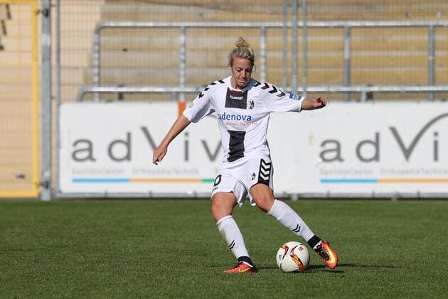 Carolin Simon (Freiburg, 30), am Ball, Freisteller, Ganzkörper, Einzelbild, Aktion, Action, Fussball, Allianz Frauen-Bundesliga, TSG 1899 Hoffenheim - SC Freiburg, xozx