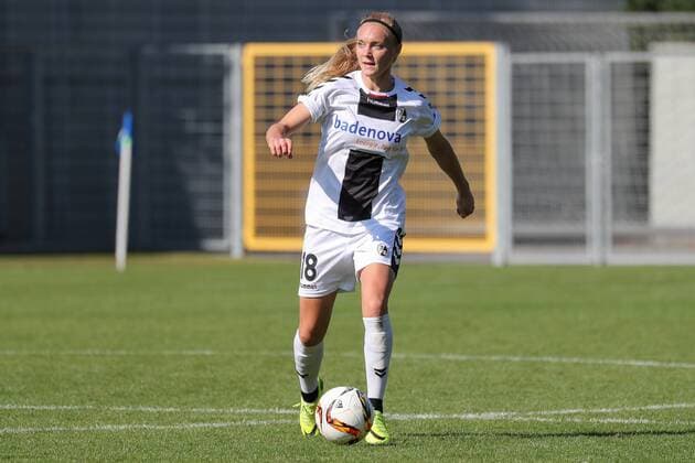 Sarah Puntigam (Freiburg, 18) am Ball, Freisteller, Ganzkörper, Einzelbild, Aktion, Action, Fussball, Allianz Frauen-Bundesliga, TSG 1899 Hoffenheim - SC Freiburg, xozx