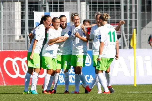 DEU, FFB, Allianz-Bundesliga, FC Bayern Muenchen vs. VfL Wolfsburg 25.09.2016, Gruenwalder Stadion, Muenchen, DEU, FFB, Allianz-Bundesliga, FC Bayern Muenchen vs. VfL Wolfsburg, im Bild freuen sich die Wolfsburgerinnen mit Torschuetzin Lara Dickenmann (VfL Wolfsburg, 21) (2. von links) ueber das 1:0 nordphotoxRMG