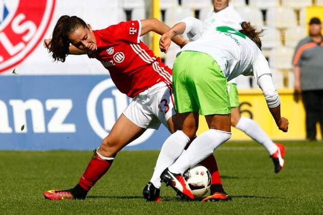 DEU, FFB, Allianz-Bundesliga, FC Bayern Muenchen vs. VfL Wolfsburg 25.09.2016, Gruenwalder Stadion, Muenchen, DEU, FFB, Allianz-Bundesliga, FC Bayern Muenchen vs. VfL Wolfsburg, im Bild der Zweikampf zwischen Sara Daebritz (D?britz) (FC Bayern Muenchen, 33) und Babett Peter (VfL Wolfsburg, 8) nordphotoxRMG