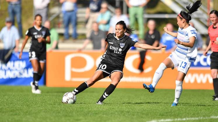 Amber Hearn (FF USV Jena) (10) Torschuss - Danica Wu (MSV Duisburg) (13), Fussball, Allianz Frauen-Bundesliga, MSV DUISBURG - FF USV JENA, xmkx