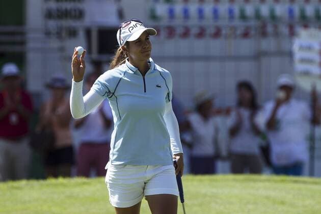 Spanish golfer Azahara Munoz greets fans after hole 18, where she won the Andalucia Costa del Sol Open de Espana, in Marbella, Malaga, Andalusia, Spain, 25 September 2016. ANDALUCIA COSTA DEL SOL OPEN DE ESPANA !ACHTUNG: NUR REDAKTIONELLE NUTZUNG!  MAR001 20160925-636104203240626691