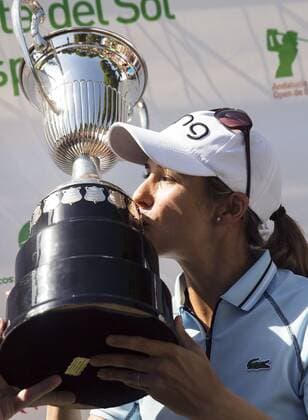 Bilder des Tages - Sport Spanish golfer Azahara Munoz kisses the trophy after winning the Andalucia Costa del Sol Open de Espana, in Marbella, Malaga, Andalusia, Spain, 25 September 2016. ANDALUCIA COSTA DEL SOL OPEN DE ESPANA !ACHTUNG: NUR REDAKTIONELLE NUTZUNG!  MAR001 20160925-636104203282592843