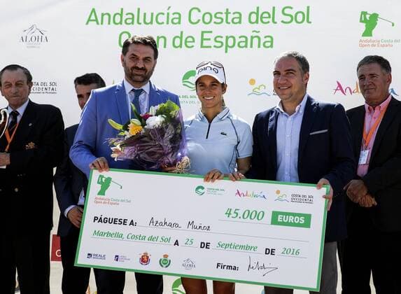 Spanish golfer Azahara Munoz (C) receives a check from Andalusian Councellor Francisco Javier Fernandez (L) and President of Malaga s Council, Elias Bendodo, after winning the Andalucia Costa del Sol Open de Espana, in Marbella, Malaga, Andalusia, Spain, 25 September 2016. ANDALUCIA COSTA DEL SOL OPEN DE ESPANA !ACHTUNG: NUR REDAKTIONELLE NUTZUNG!  MAR001 20160925-636104203970588123