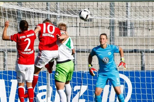 DEU, FFB, Allianz-Bundesliga, FC Bayern Muenchen vs. VfL Wolfsburg 25.09.2016, Gruenwalder Stadion, Muenchen, DEU, FFB, Allianz-Bundesliga, FC Bayern Muenchen vs. VfL Wolfsburg, im Bild erzielt Vivianne Miedema (FC Bayern Muenchen, 10) gegen Nilla Fischer (VfL Wolfsburg, 4) und Almuth Schult (VfL Wolfsburg, 1) fuer Bayern den zwischenzeitlichen 1:1-Ausgleich nordphotoxRMG