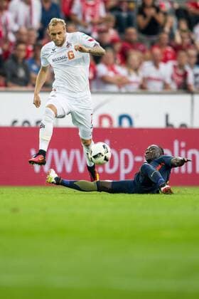 Naby Keita (RB Leipzig 8) im Zweikampf gegen Marcel Risse (1. FC Koeln 7) beim Fussball Bundesliga Spiel zwischen dem 1. FC Koeln und RB Leipzig am 25.09.2016 Koeln Copyright: xSchuelerx xEibnerx-xPressefotox