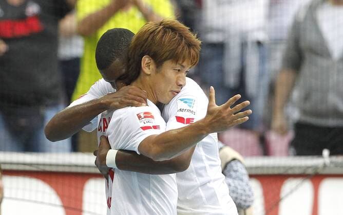 Köln, RheinEnergieStadion, 25.09.16: Yuya Osako (1.FC Köln) (vorne) schiesst das 1:1 Tor und jueblt mit Anthony Modeste (1.FC Köln) im Spiel der 1. Bundesliga zwischen 1.FC Köln vs. RB Leipzig in der Saison 2016 2017.