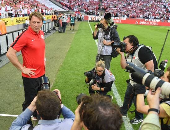 1. FC Köln - RasenBallsport Leipzig 25.09.2016. Trainer Ralph Hasenhüttl (Leipzig) am Spielfeldrand umringt von Fotografen. HM