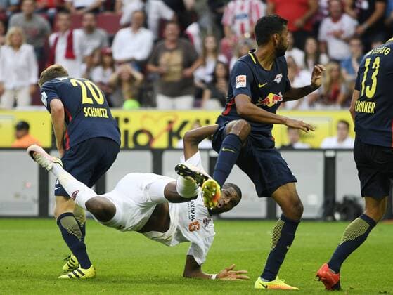 Rheinenergie Stadion Köln , 25.9.2016, 1. Fussball Bundesliga Sisson 2016 17, 5. Spieltag, 1.FC Köln (Koeln,Cologne)vs. RB Leipzig ---- Anthony Modeste (Koeln) beim Seitenfallzieher